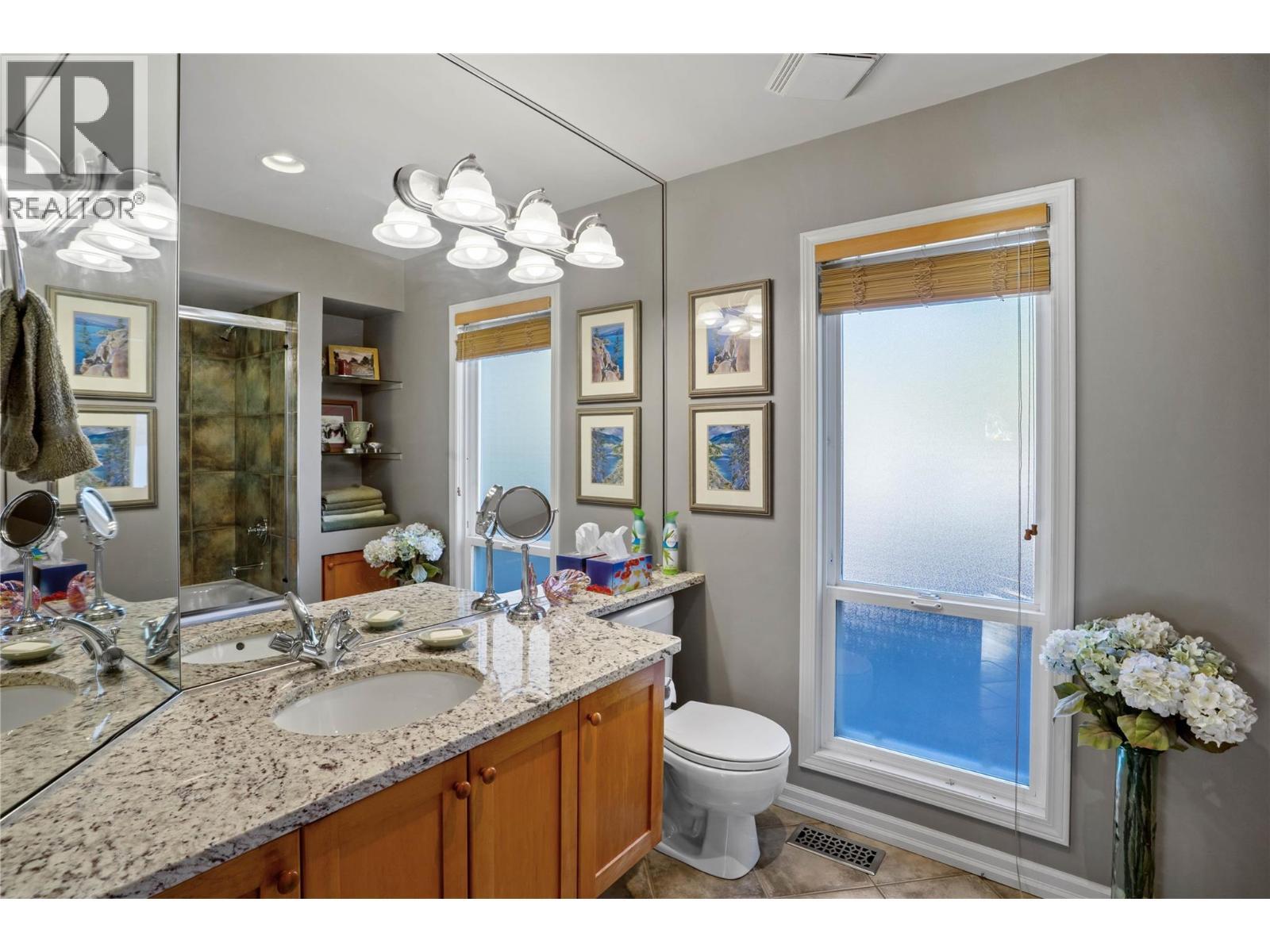 Upper level bathroom - 1988 Dewdney Road, Kelowna, BC - Indoor Photo Showing Bathroom