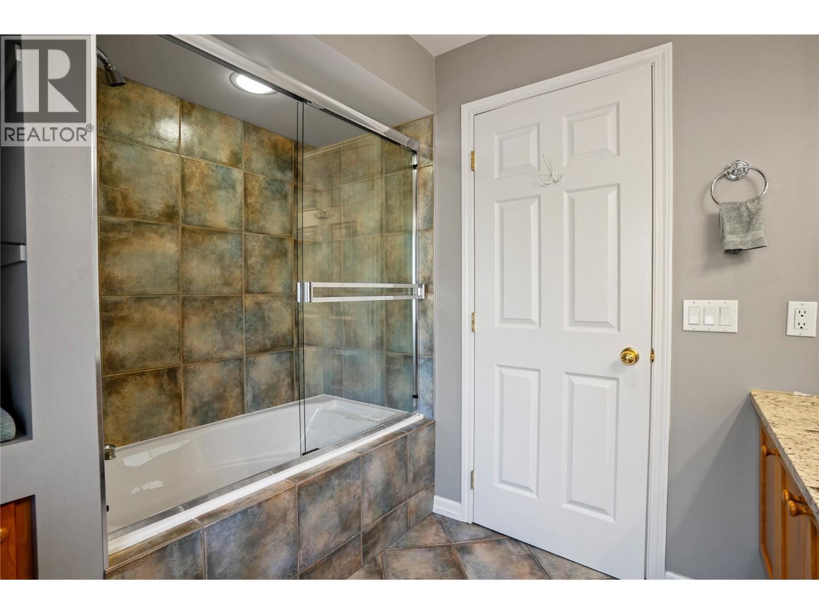 Upper level bathroom - 1988 Dewdney Road, Kelowna, BC - Indoor Photo Showing Bathroom