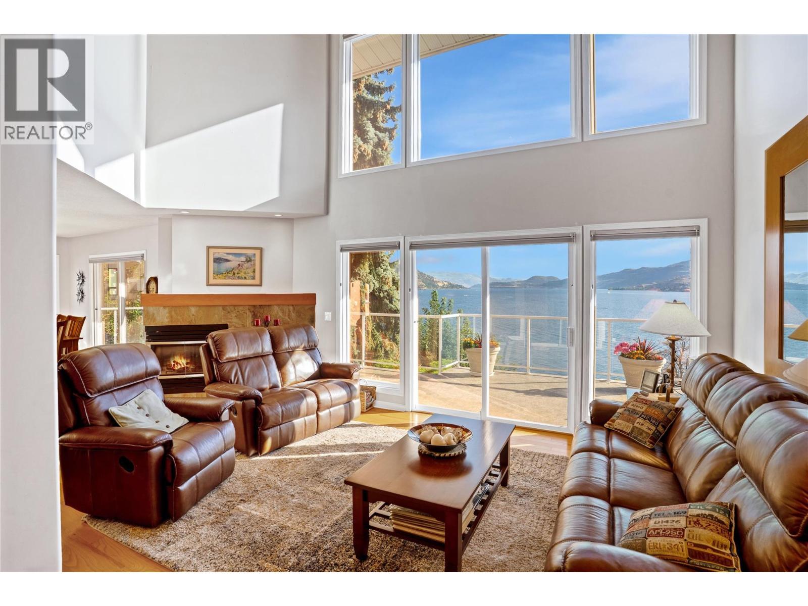 1988 Dewdney Road, Kelowna, BC - Indoor Photo Showing Living Room