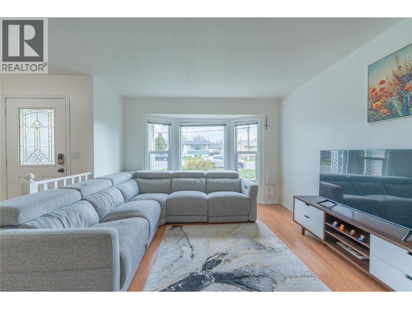 151 Molnar Road, Kelowna, BC - Indoor Photo Showing Living Room