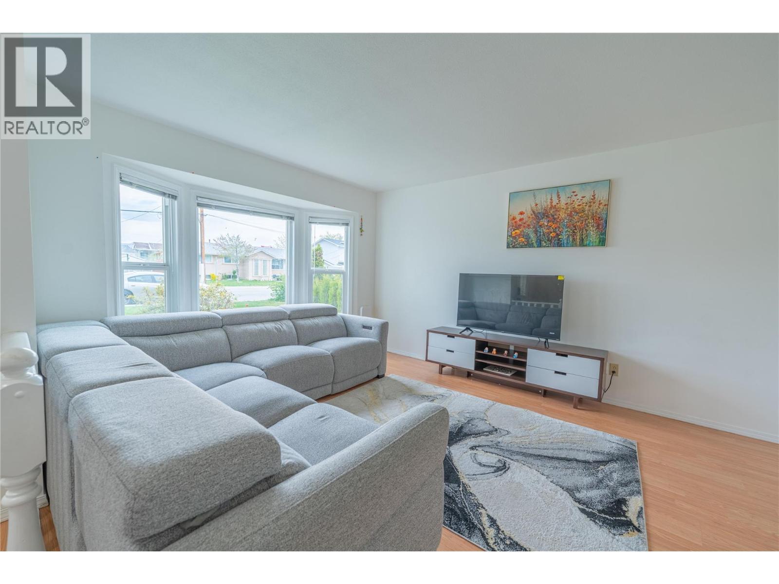 151 Molnar Road, Kelowna, BC - Indoor Photo Showing Living Room