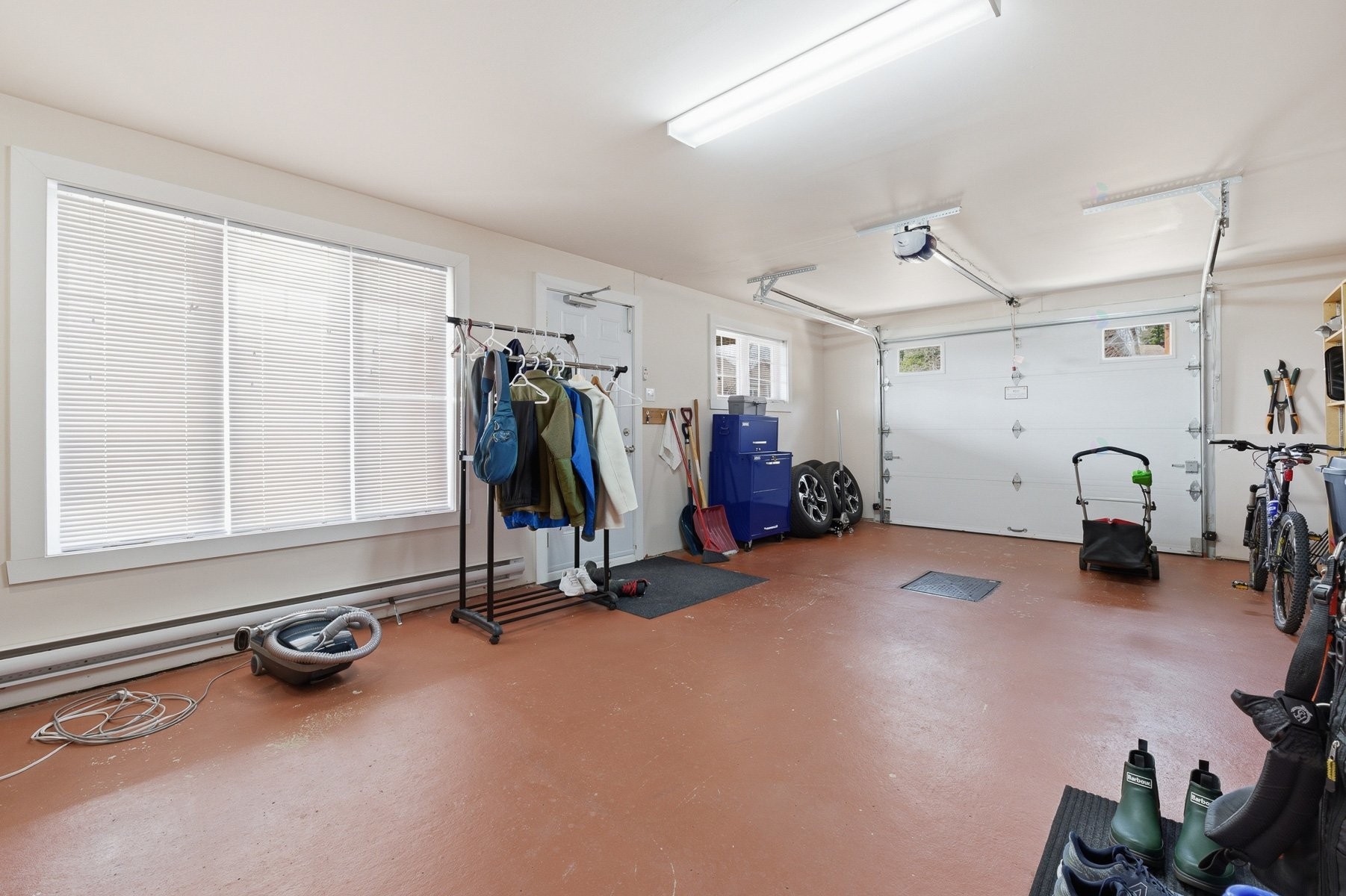 Garage - 2713 Rue Du Hameau, Sainte-Adèle, QC - Indoor Photo Showing Garage