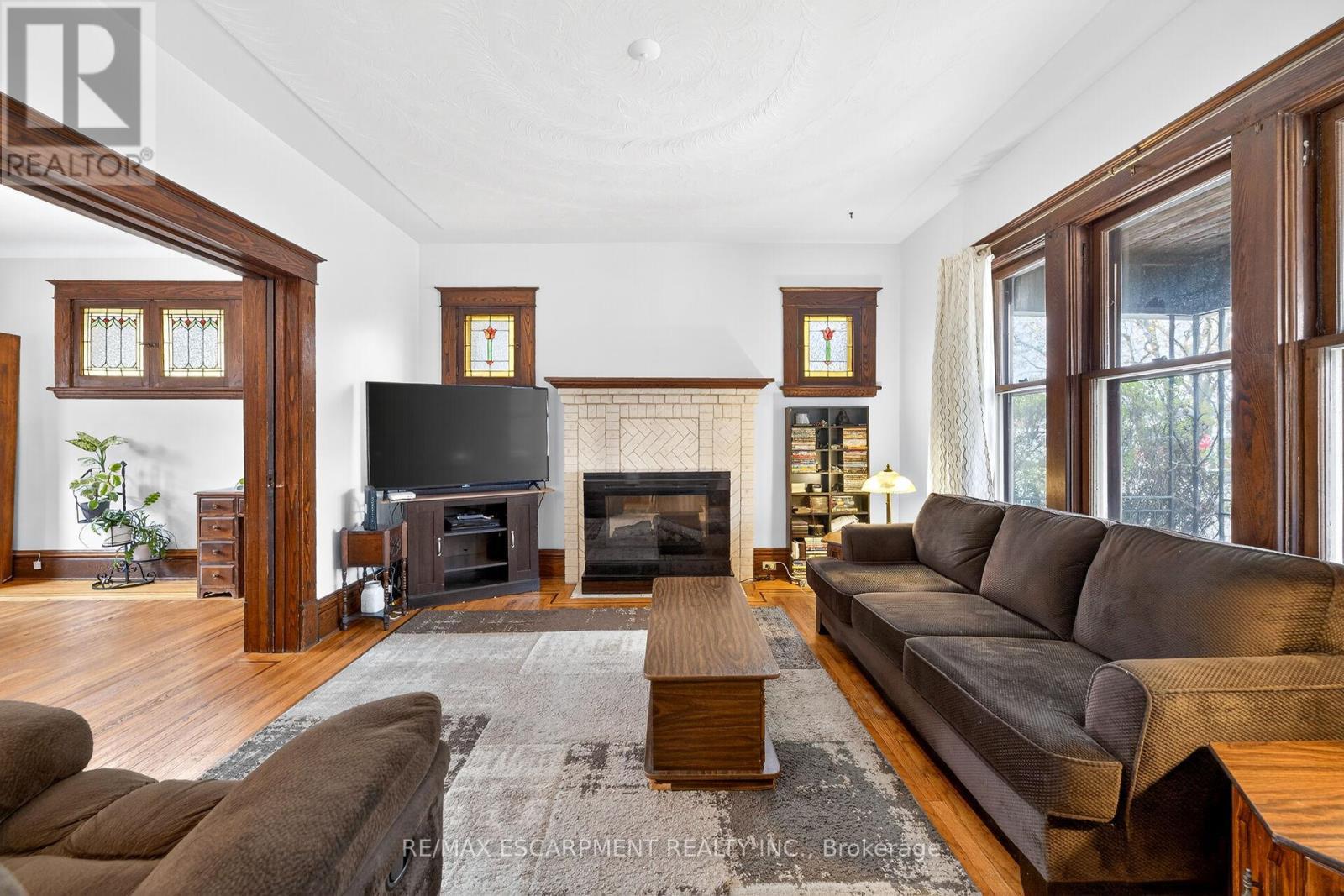 188 Park Row S, Hamilton, ON - Indoor Photo Showing Living Room With Fireplace