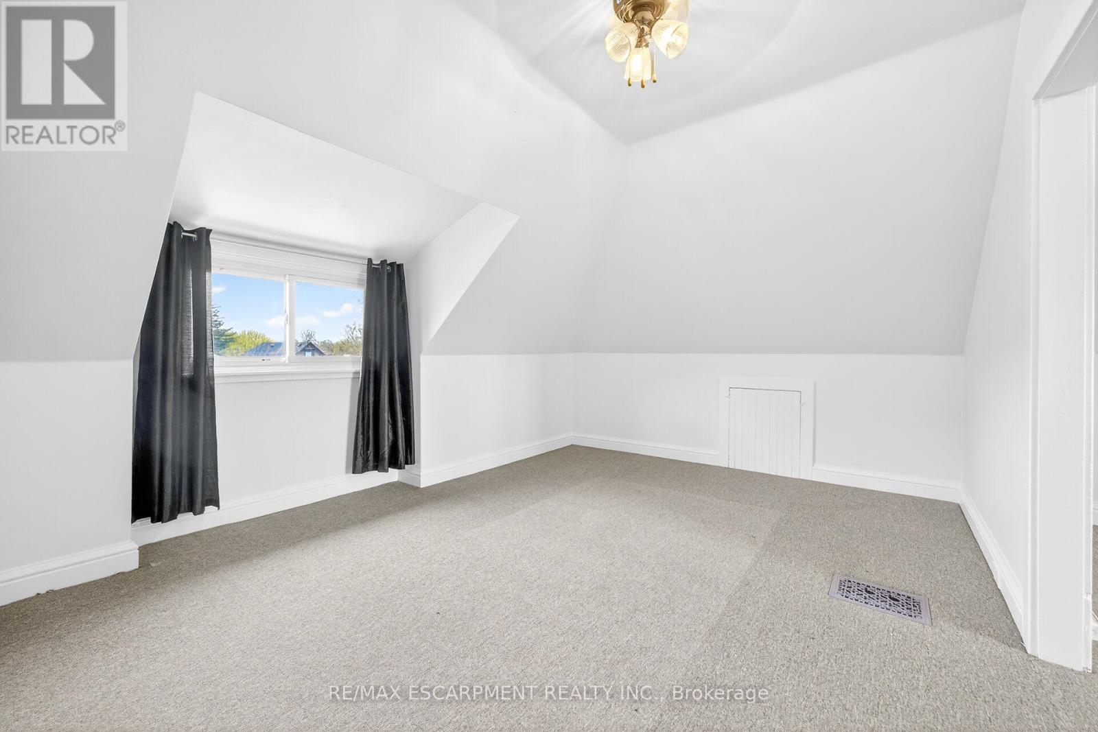 188 Park Row S, Hamilton, ON - Indoor Photo Showing Other Room