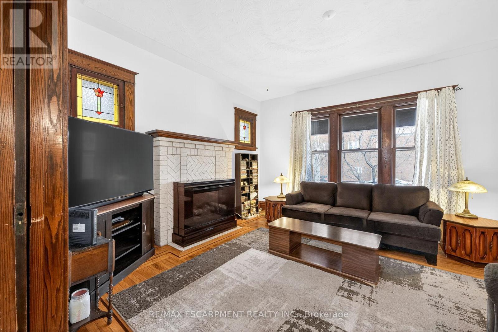 188 Park Row S, Hamilton, ON - Indoor Photo Showing Living Room With Fireplace