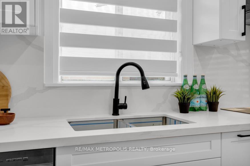 #Main - 88 Crocus Drive, Toronto, ON - Indoor Photo Showing Kitchen With Double Sink