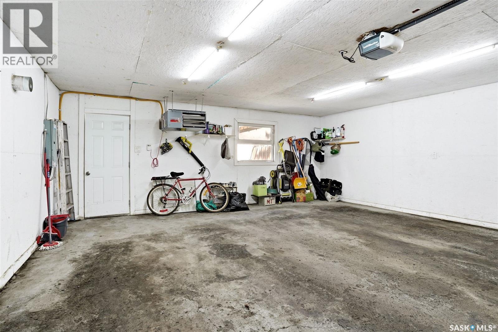 1115 12Th Avenue E, Regina, SK - Indoor Photo Showing Garage