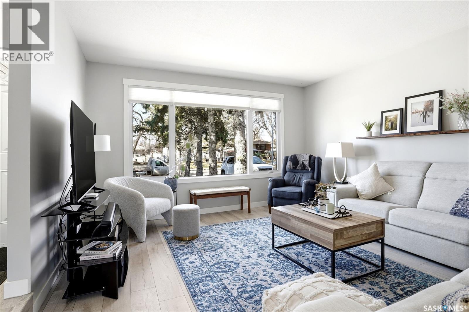 1115 12Th Avenue E, Regina, SK - Indoor Photo Showing Living Room