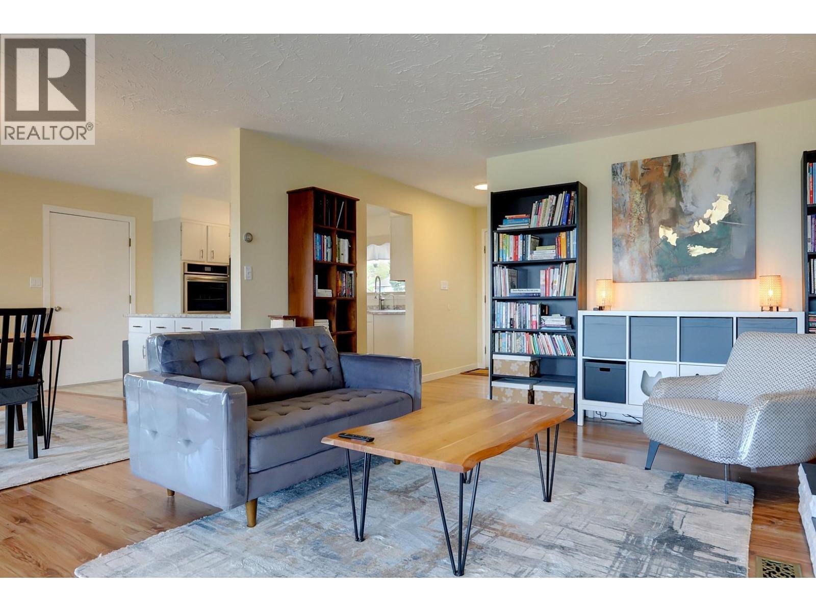 674 Pheasant Road, Vernon, BC - Indoor Photo Showing Living Room