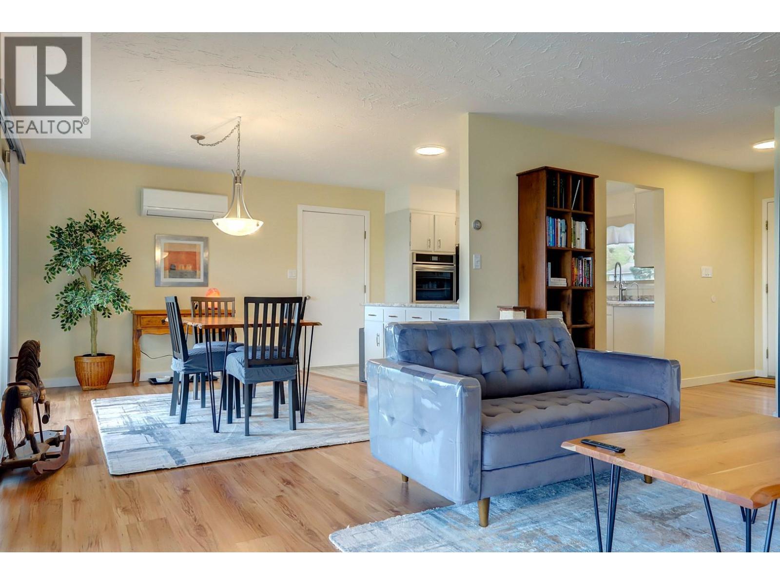674 Pheasant Road, Vernon, BC - Indoor Photo Showing Living Room