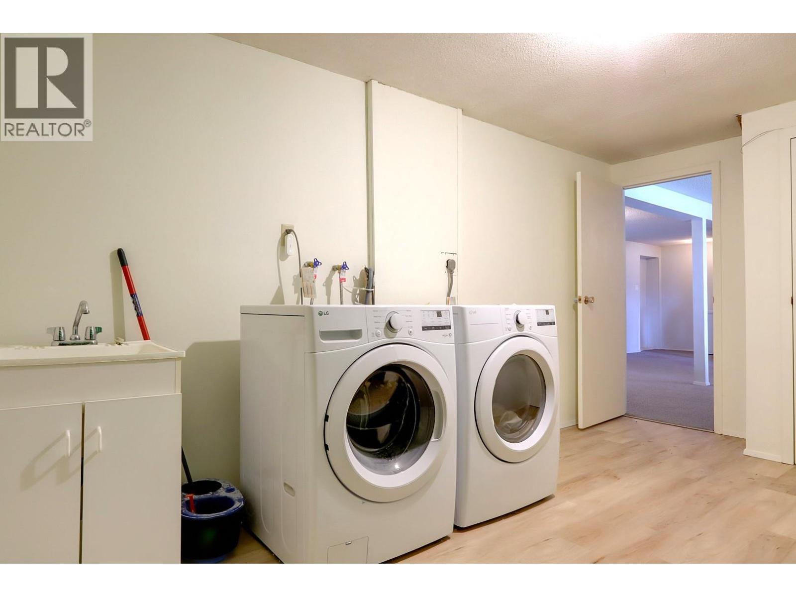674 Pheasant Road, Vernon, BC - Indoor Photo Showing Laundry Room