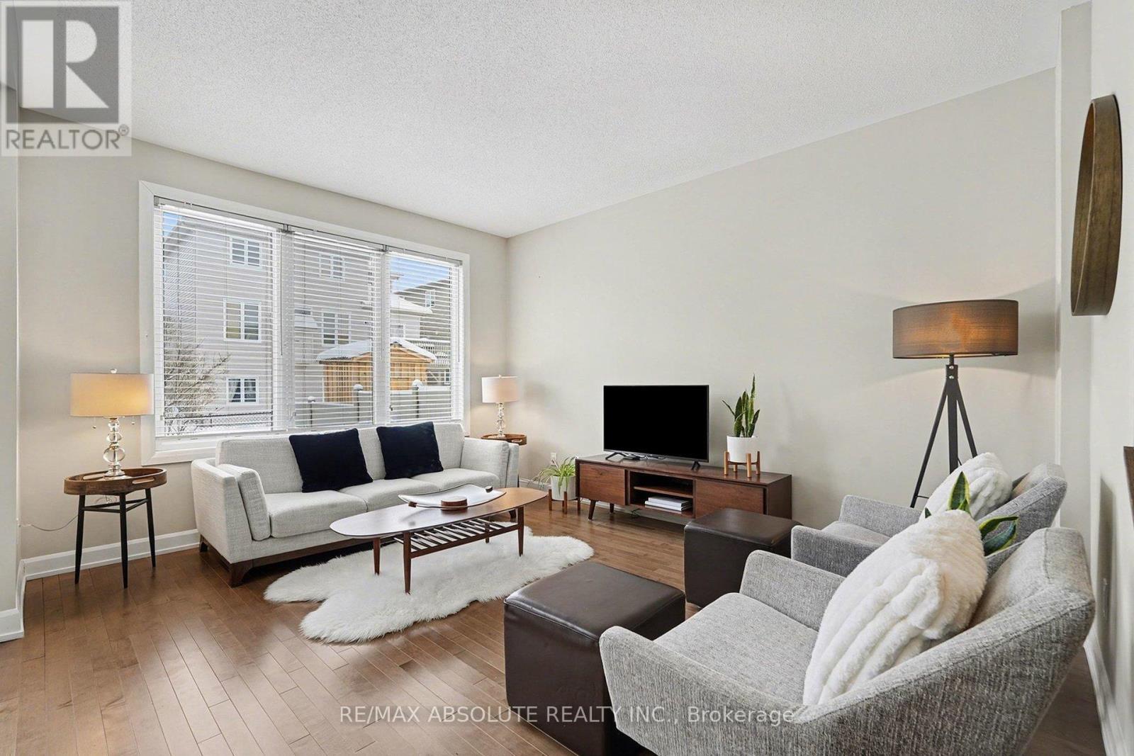 633 Geranium Walk, Ottawa, ON - Indoor Photo Showing Living Room