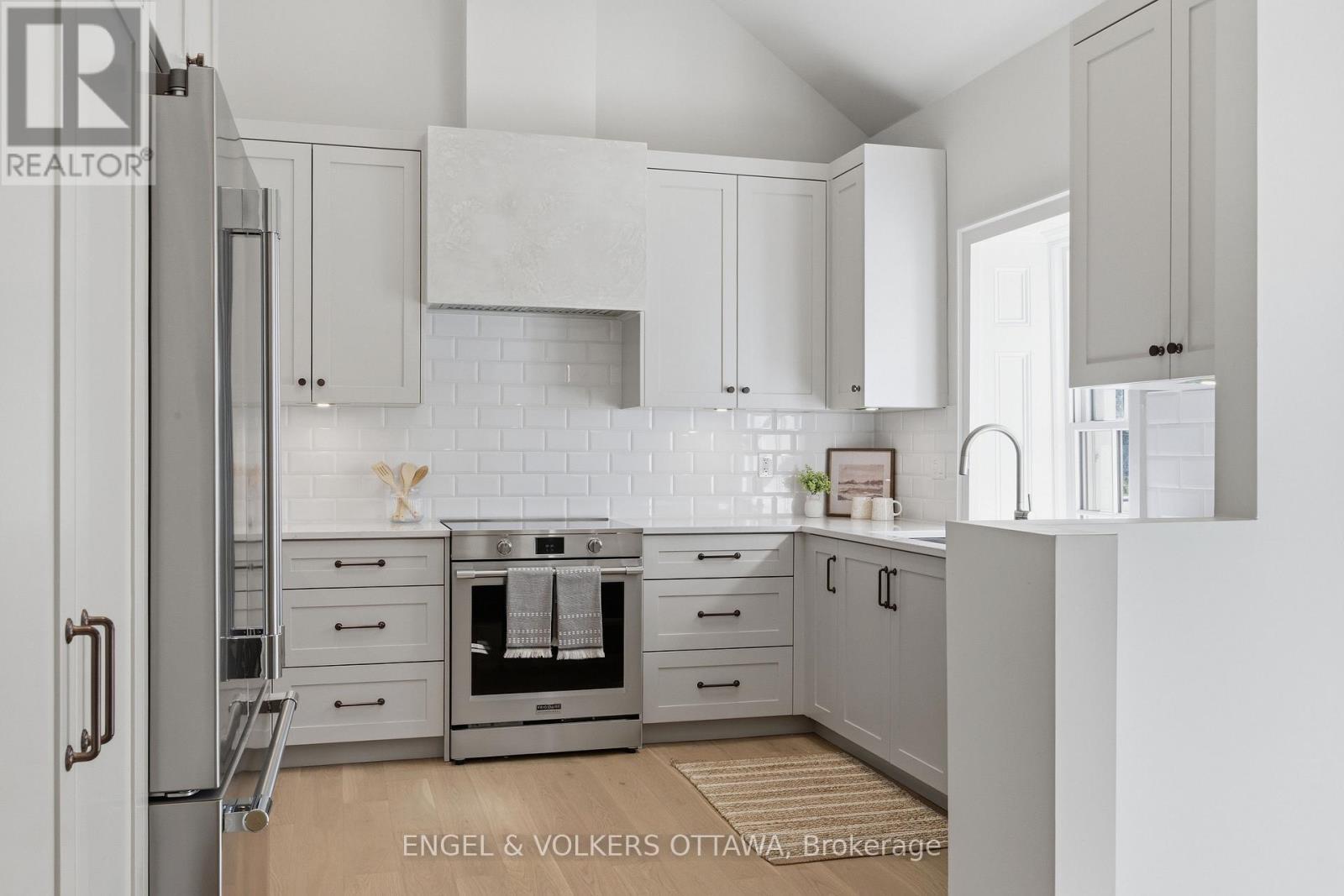 71 Thomas Street, Ottawa, ON - Indoor Photo Showing Kitchen With Upgraded Kitchen