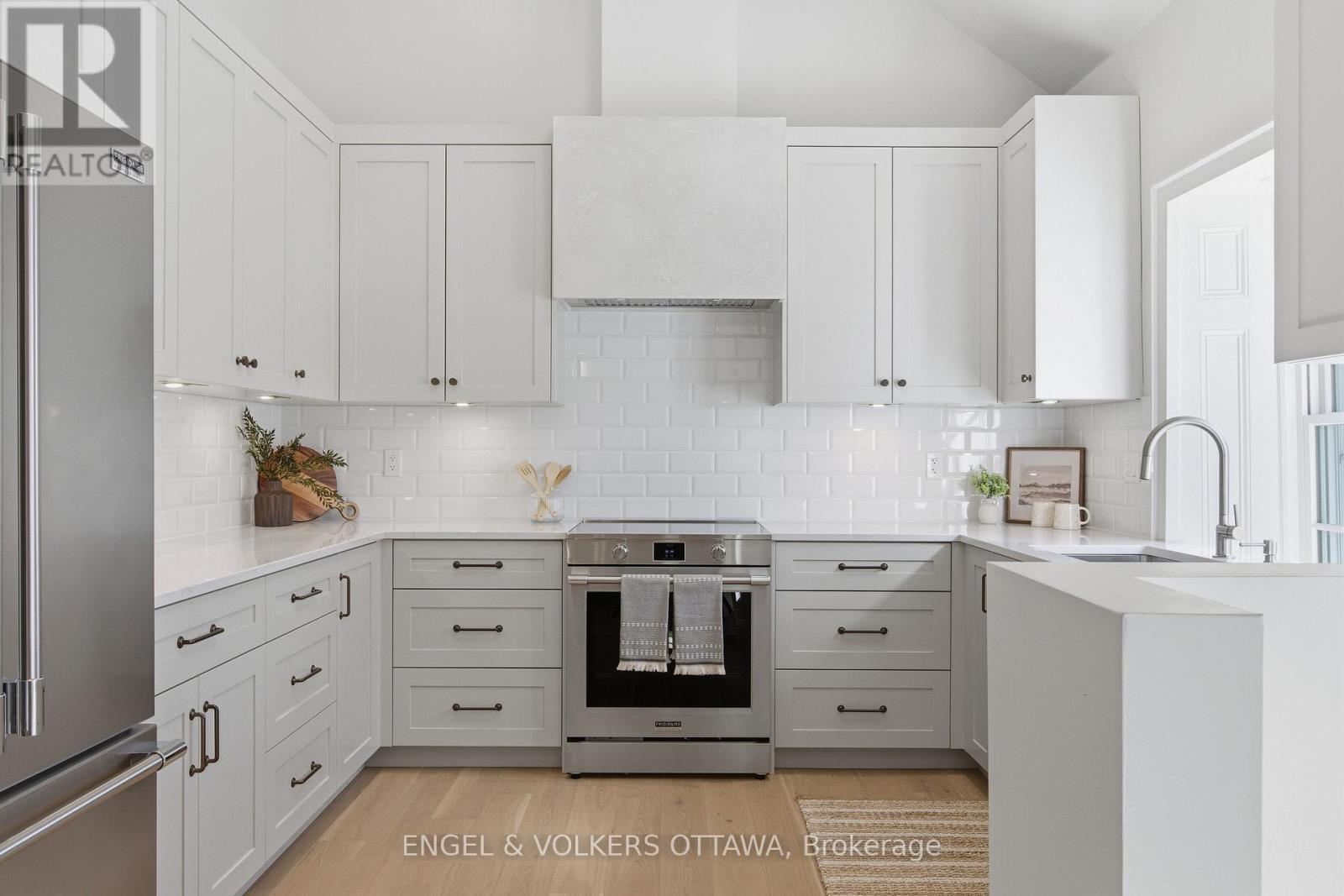 71 Thomas Street, Ottawa, ON - Indoor Photo Showing Kitchen With Upgraded Kitchen