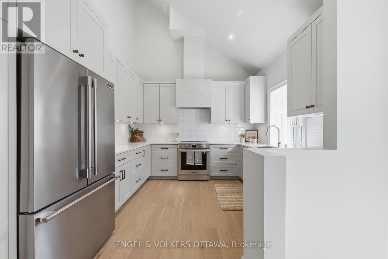 71 Thomas Street, Ottawa, ON - Indoor Photo Showing Kitchen With Upgraded Kitchen