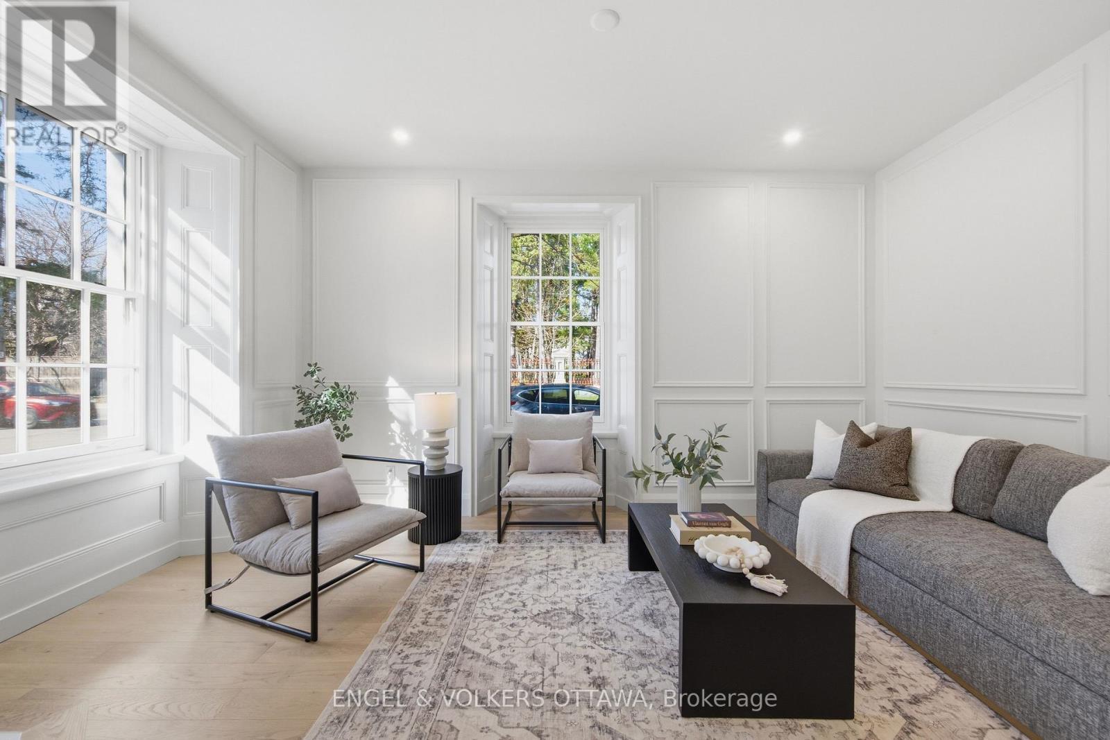 71 Thomas Street, Ottawa, ON - Indoor Photo Showing Living Room