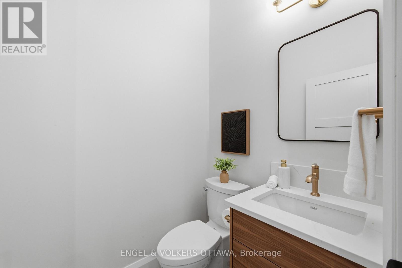 Powder room - 71 Thomas Street, Ottawa, ON - Indoor Photo Showing Bathroom