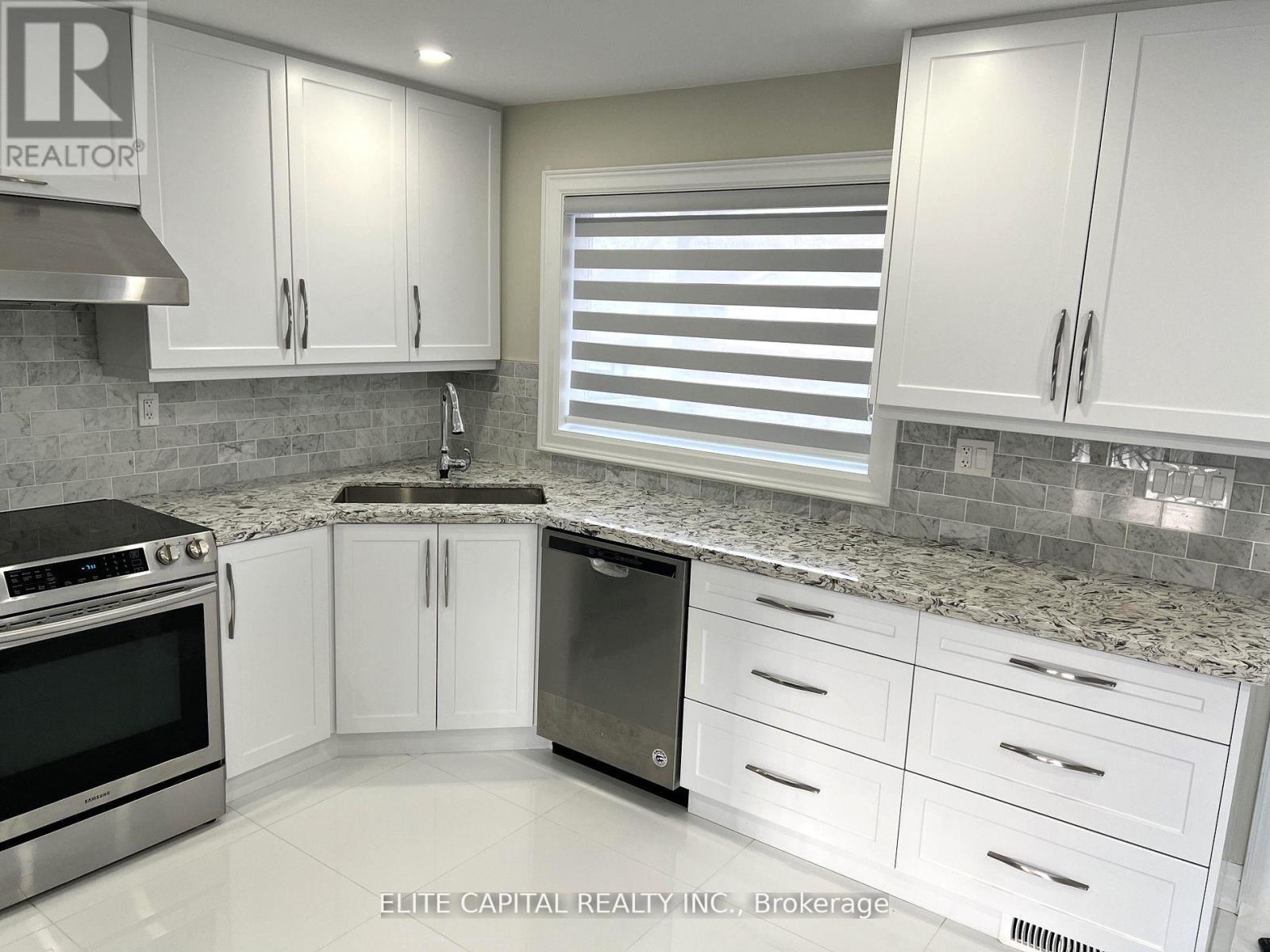 67 Hutcherson Square, Toronto, ON - Indoor Photo Showing Kitchen With Upgraded Kitchen