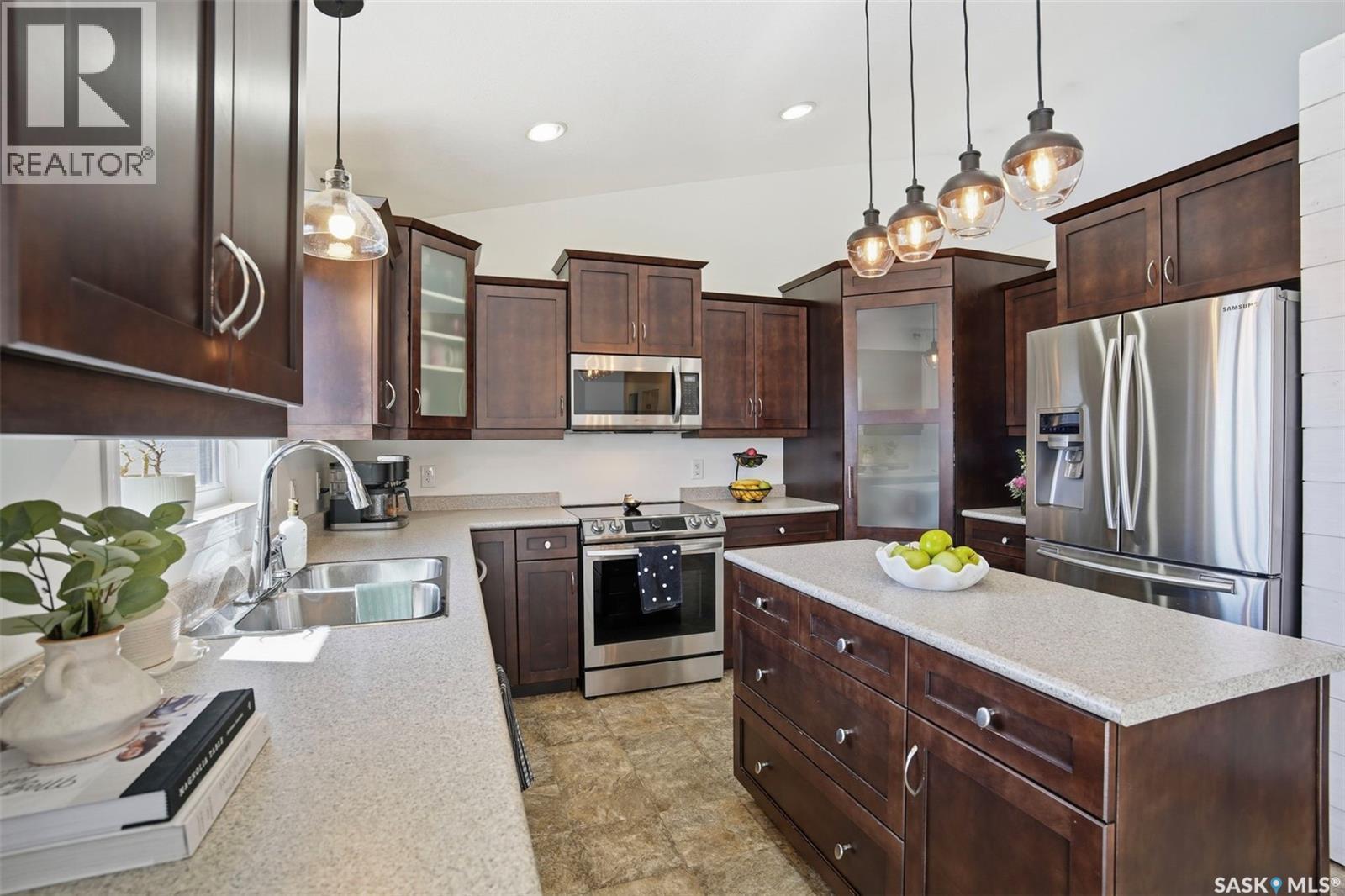 101 Lakeridge Drive, Warman, SK - Indoor Photo Showing Kitchen With Double Sink With Upgraded Kitchen