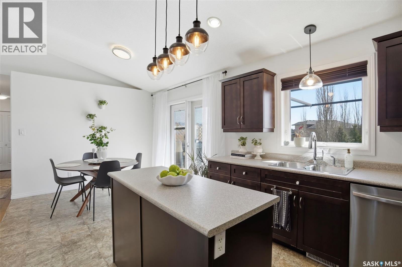 101 Lakeridge Drive, Warman, SK - Indoor Photo Showing Kitchen