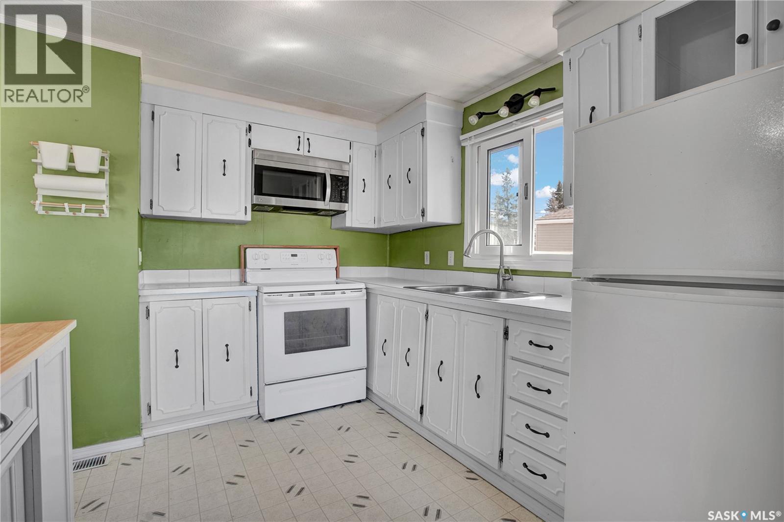 82 2Nd Street, Osler, SK - Indoor Photo Showing Kitchen With Double Sink