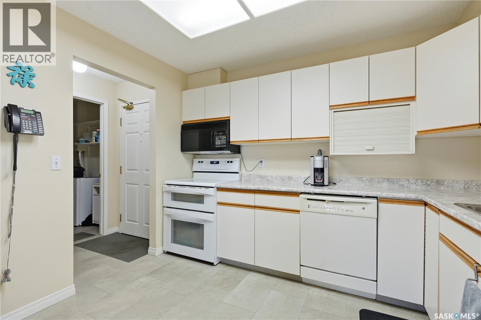 402 301 Cree Crescent, Saskatoon, SK - Indoor Photo Showing Kitchen