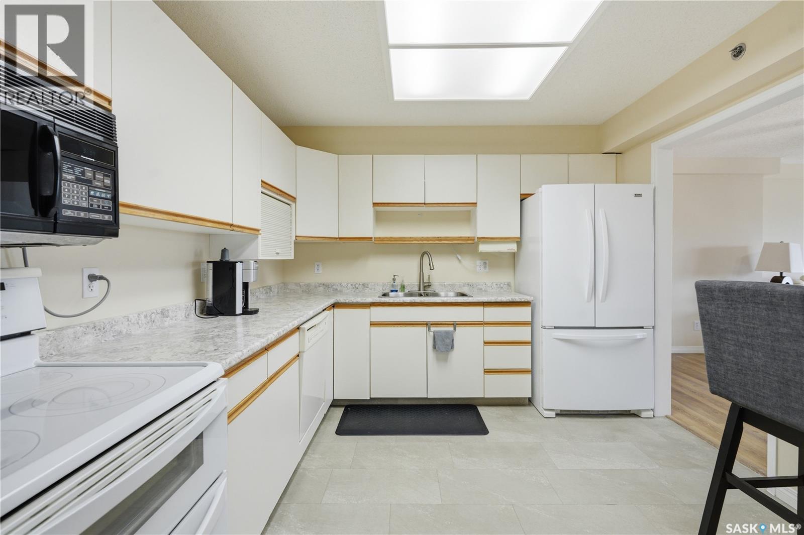 402 301 Cree Crescent, Saskatoon, SK - Indoor Photo Showing Kitchen