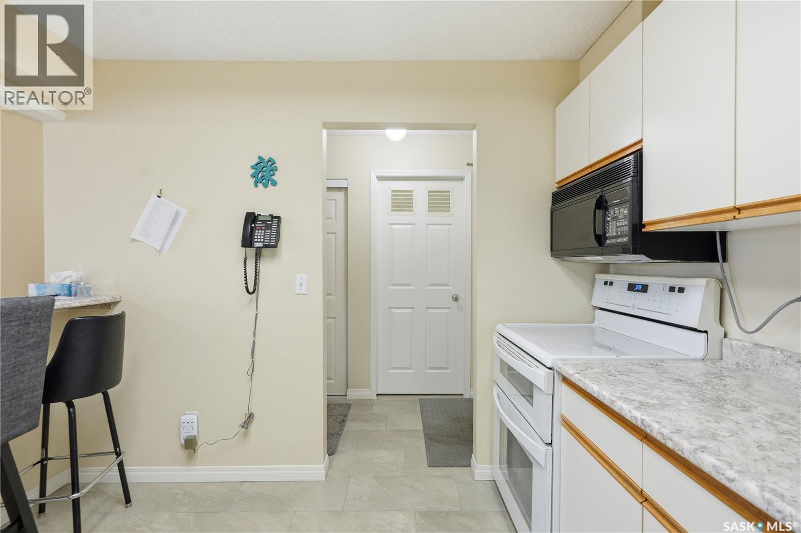 402 301 Cree Crescent, Saskatoon, SK - Indoor Photo Showing Kitchen