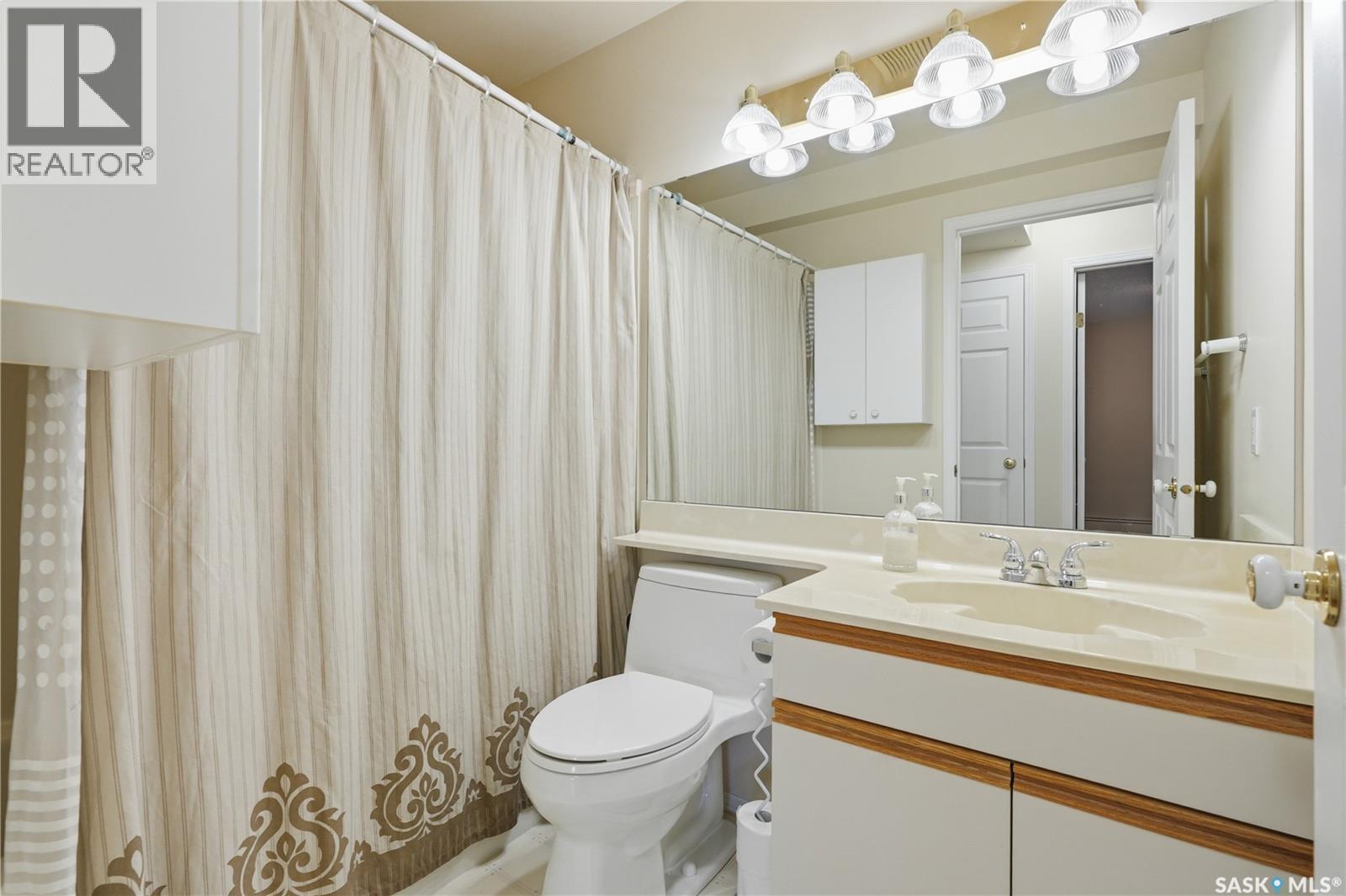 402 301 Cree Crescent, Saskatoon, SK - Indoor Photo Showing Bathroom