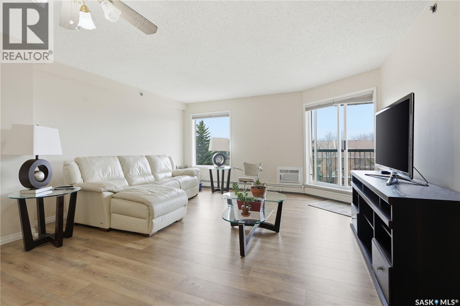 402 301 Cree Crescent, Saskatoon, SK - Indoor Photo Showing Living Room