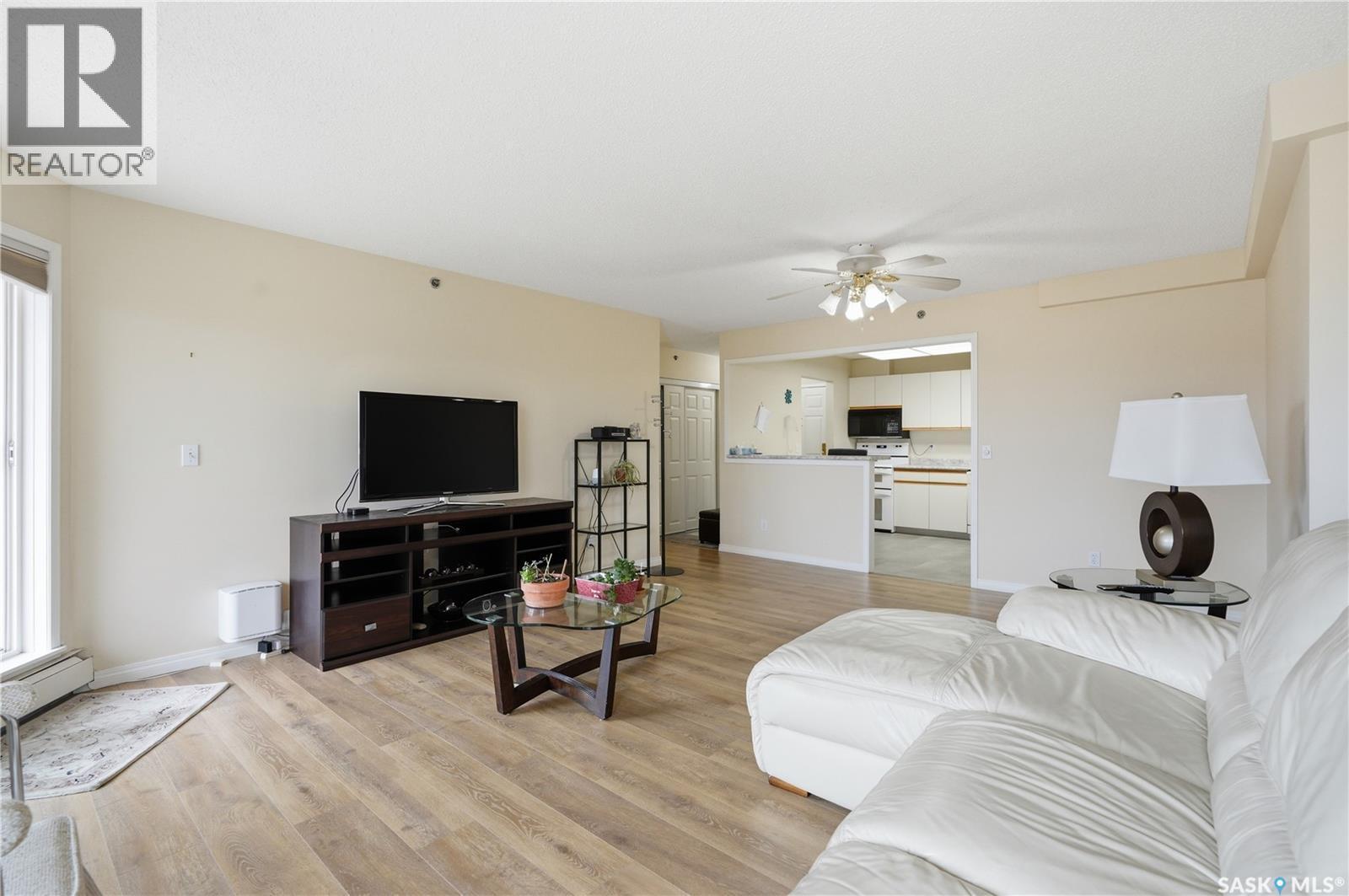 402 301 Cree Crescent, Saskatoon, SK - Indoor Photo Showing Living Room