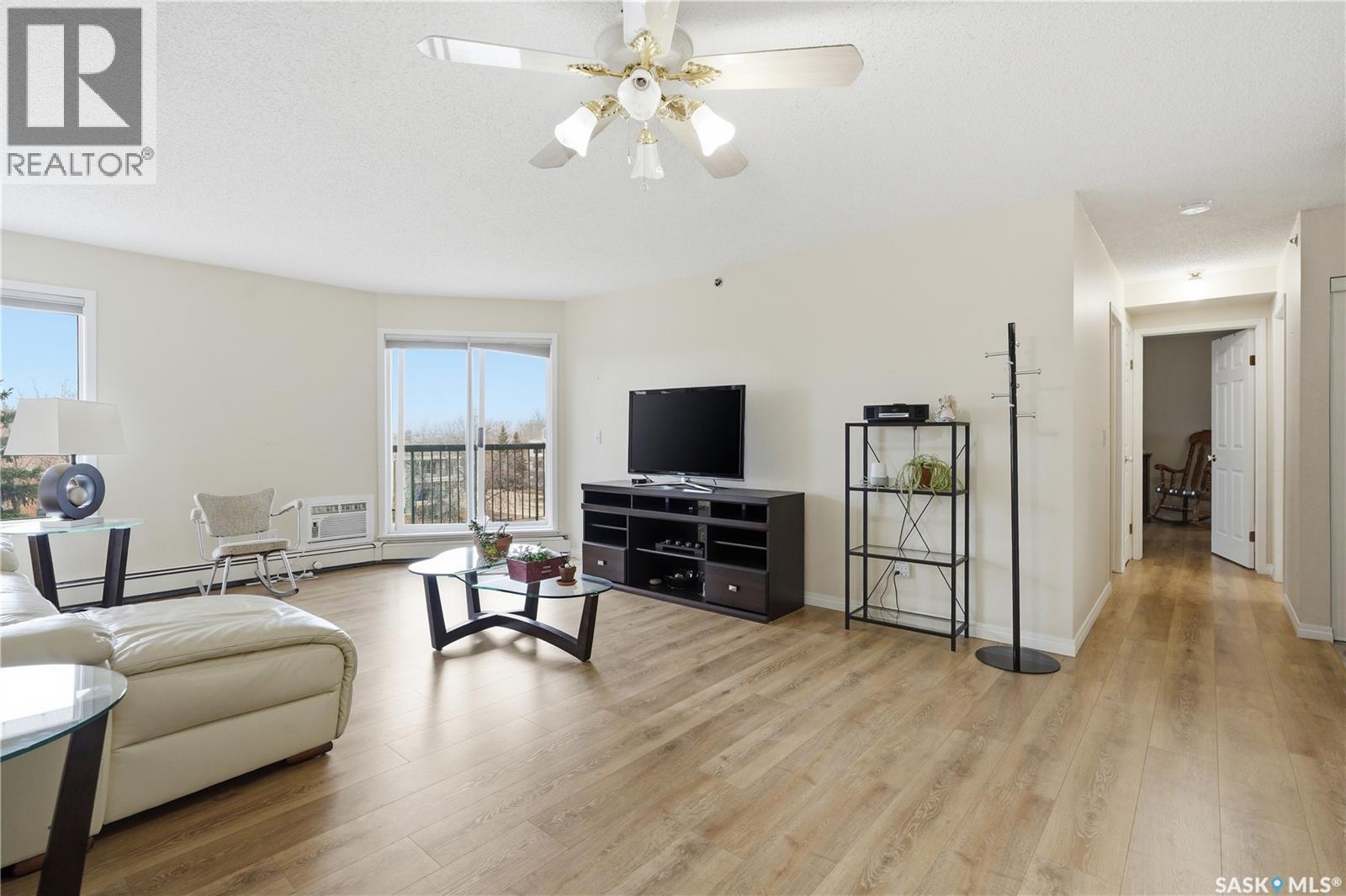 402 301 Cree Crescent, Saskatoon, SK - Indoor Photo Showing Living Room