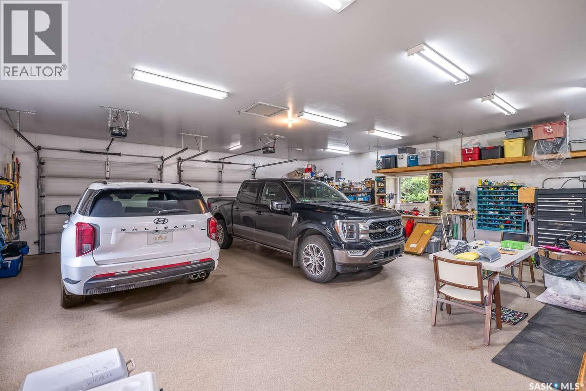 914 Tatanka Drive, Sun Valley, SK - Indoor Photo Showing Garage