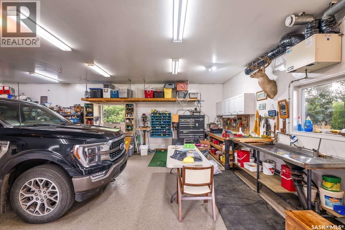 914 Tatanka Drive, Sun Valley, SK - Indoor Photo Showing Garage
