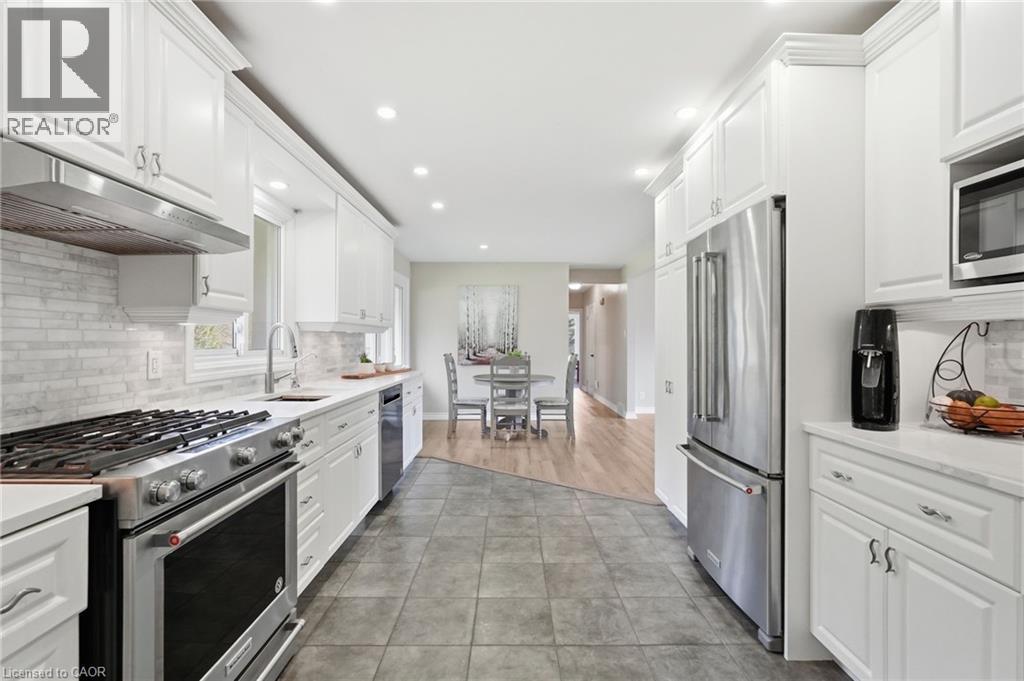 19 5Th Concession E, Waterdown, ON - Indoor Photo Showing Kitchen With Upgraded Kitchen