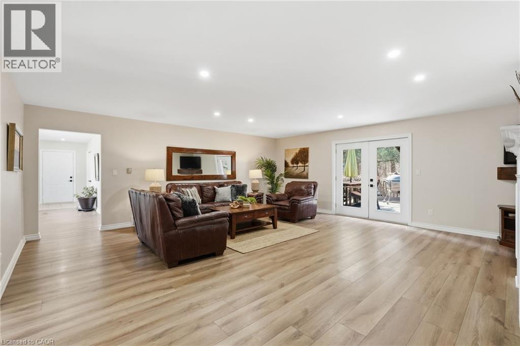 19 5Th Concession E, Waterdown, ON - Indoor Photo Showing Living Room With Fireplace