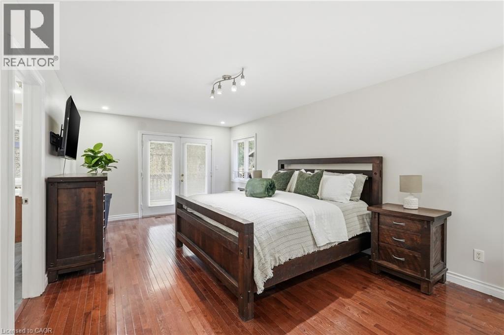 19 5Th Concession E, Waterdown, ON - Indoor Photo Showing Bedroom