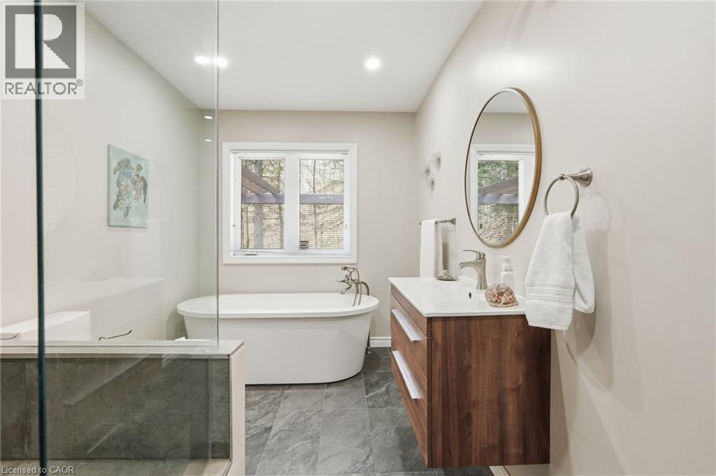 19 5Th Concession E, Waterdown, ON - Indoor Photo Showing Bathroom