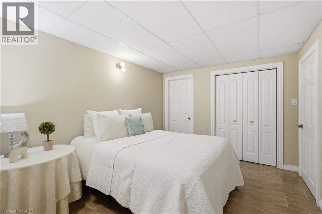 19 5Th Concession E, Waterdown, ON - Indoor Photo Showing Bedroom