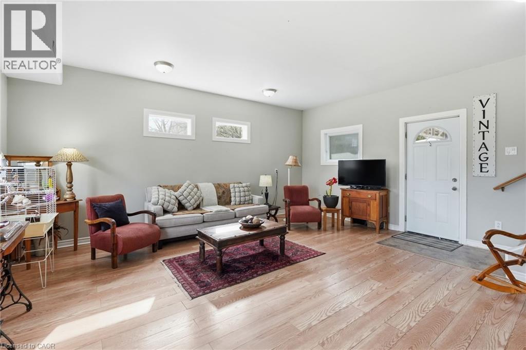 19 5Th Concession E, Waterdown, ON - Indoor Photo Showing Living Room