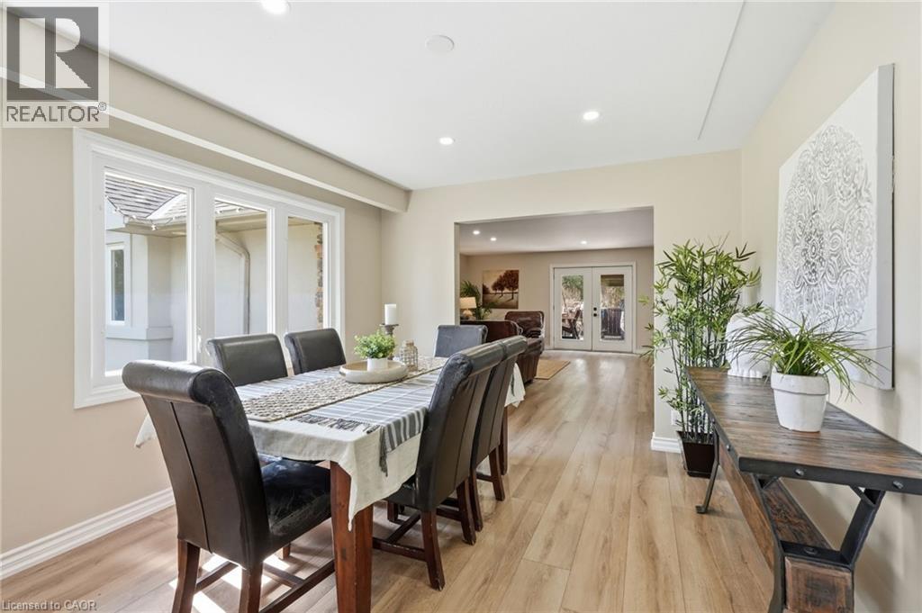 19 5Th Concession E, Waterdown, ON - Indoor Photo Showing Dining Room