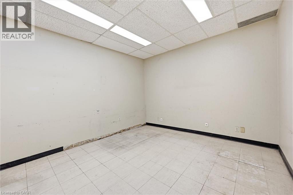 Image quality insufficient for description - 869 Barton Street E, Hamilton, ON