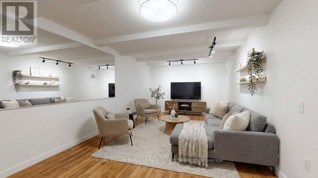 759 King Road, Burlington, ON - Indoor Photo Showing Living Room