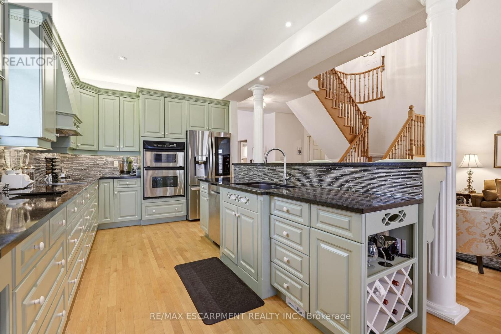 4172 Stonebridge Crescent, Burlington, ON - Indoor Photo Showing Kitchen With Upgraded Kitchen
