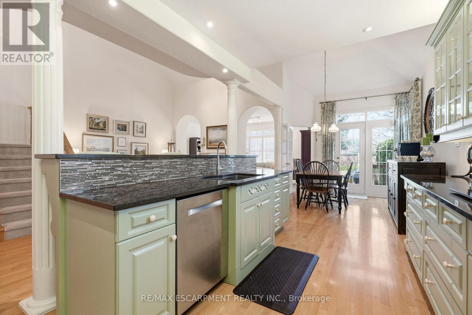 4172 Stonebridge Crescent, Burlington, ON - Indoor Photo Showing Kitchen With Upgraded Kitchen