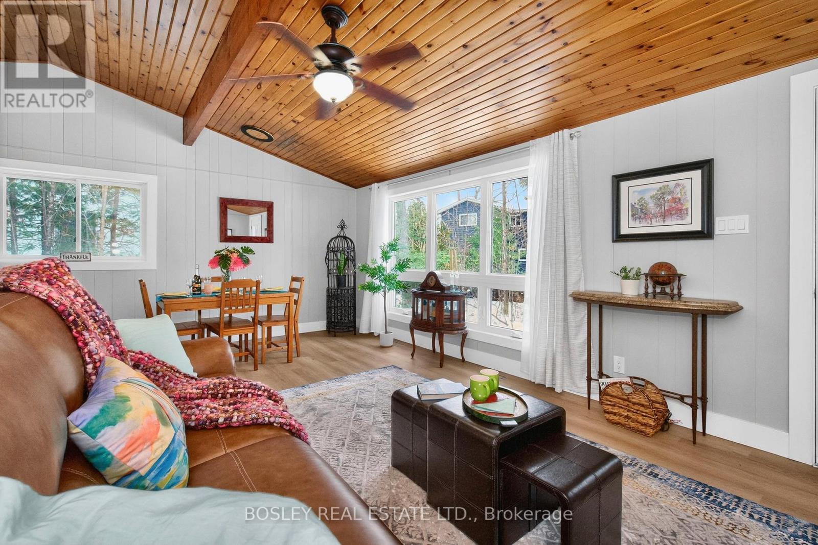 1204 Tiny Beaches Road N, Tiny, ON - Indoor Photo Showing Living Room