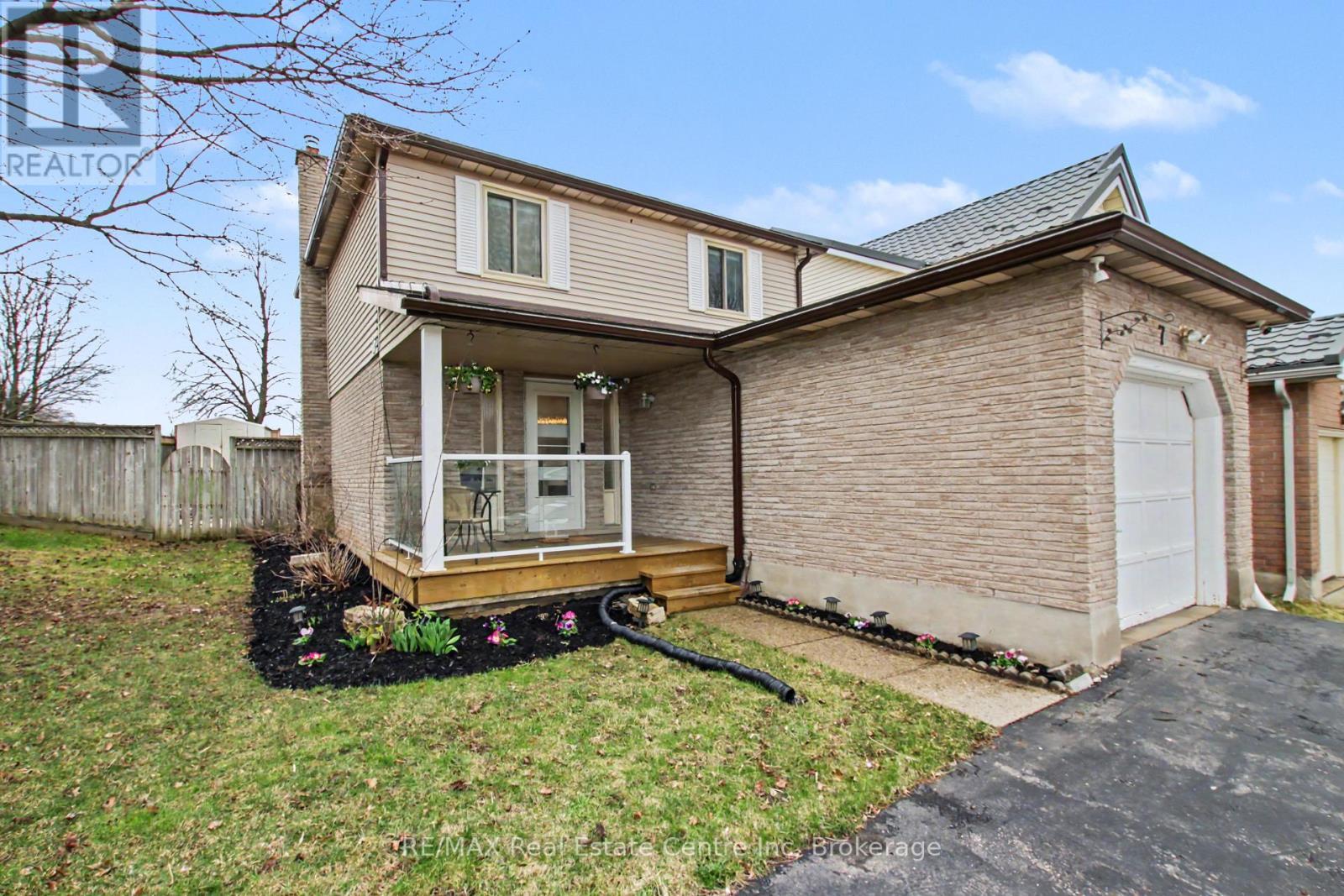 7 Wycliffe Place, Kitchener, ON - Outdoor With Deck Patio Veranda