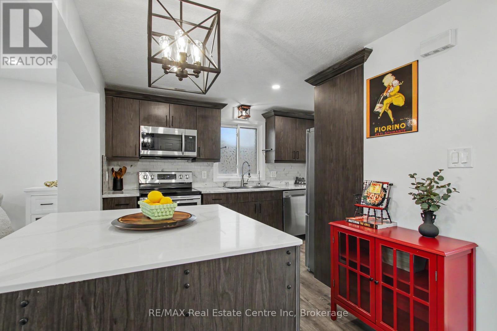 7 Wycliffe Place, Kitchener, ON - Indoor Photo Showing Kitchen With Upgraded Kitchen