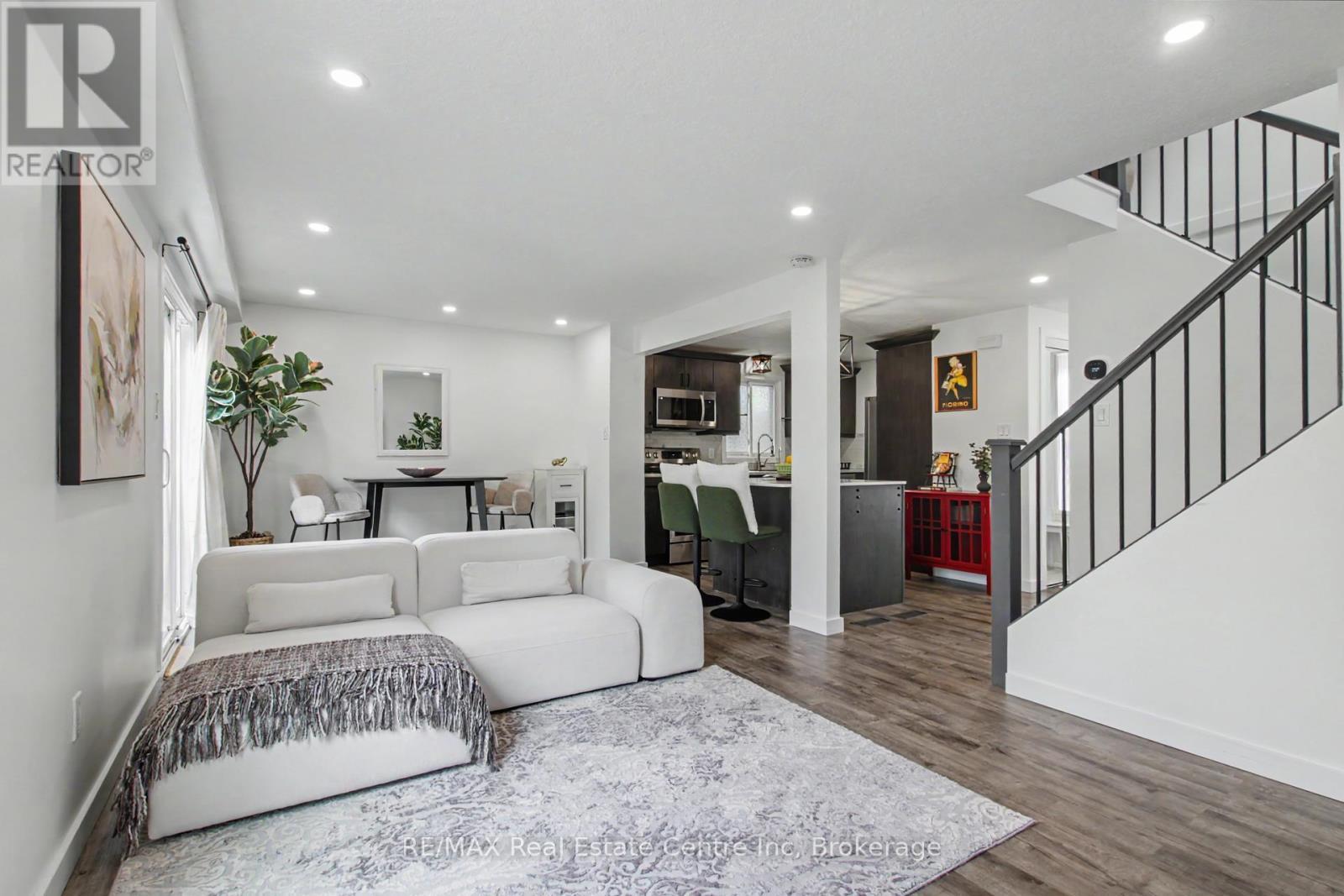 7 Wycliffe Place, Kitchener, ON - Indoor Photo Showing Living Room