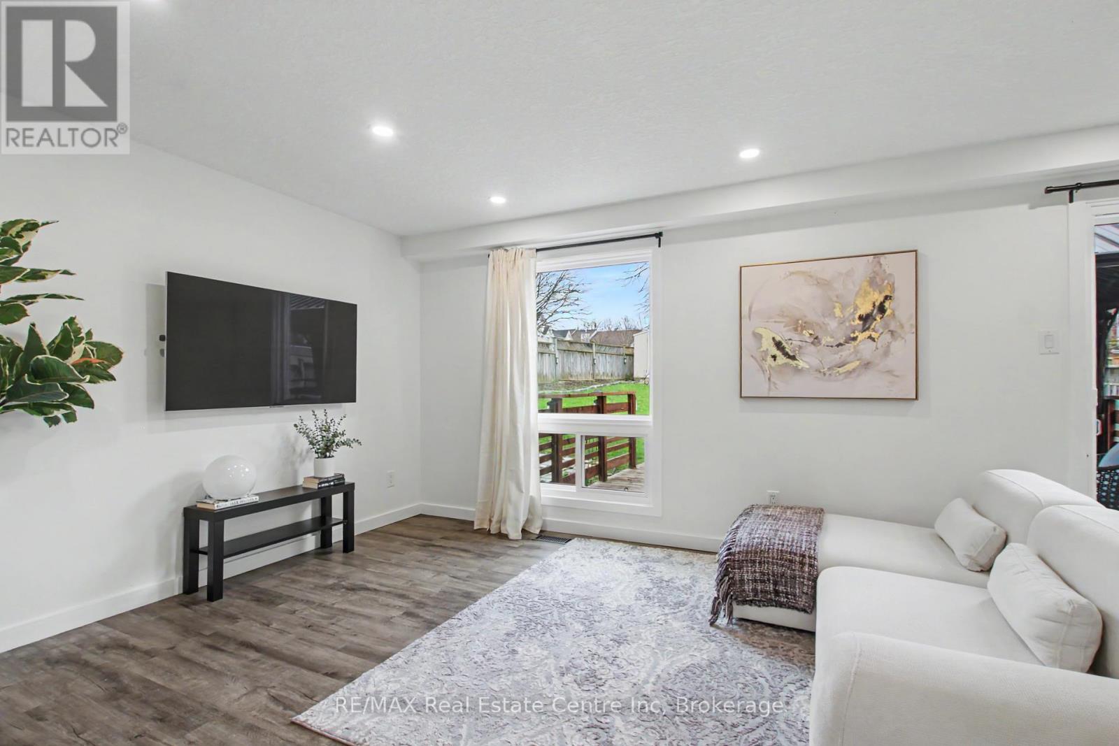 7 Wycliffe Place, Kitchener, ON - Indoor Photo Showing Living Room